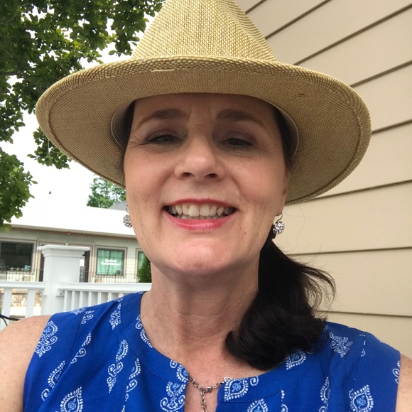 Meet your Posher, Pattie - Picture 4 of 6